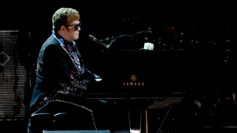Elton John fton publikun në skenë, por pastaj nuk i duron – i shan disa fansa dhe largohet nga skena