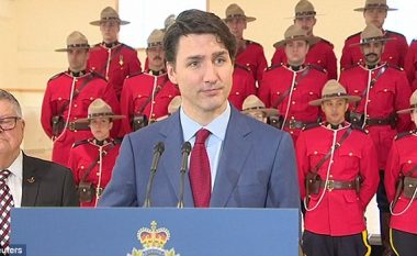Gjatë fjalimit të kryeministrit kanadez, alivanosen dy policë (Video)