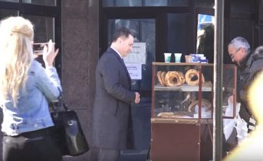 Gruevski fotografohet me kalimtarët (Video)