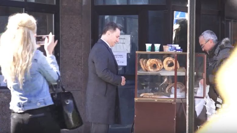 Gruevski fotografohet me kalimtarët (Video)