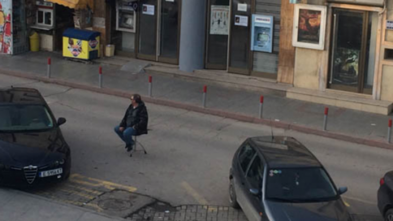 Qytetarët e Kavadarit me karrige në rrugë ruajnë vendet e parkingut (Foto)