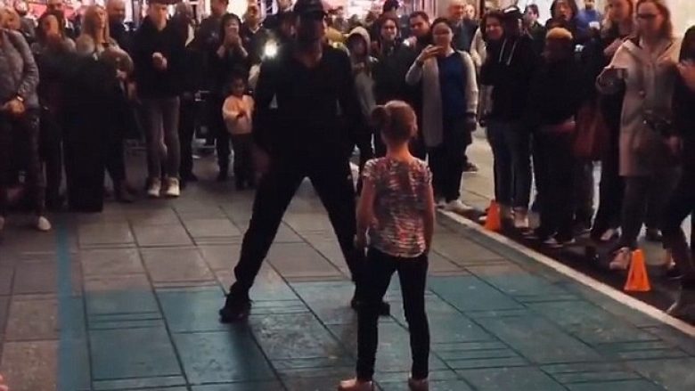 Kërcimi befasues i nëntëvjeçares pranë përformuesit të rrugës (Video)