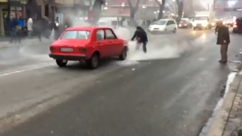 Digjet një makinë përderisa lëvizë në Çair të Shkupit (Video)