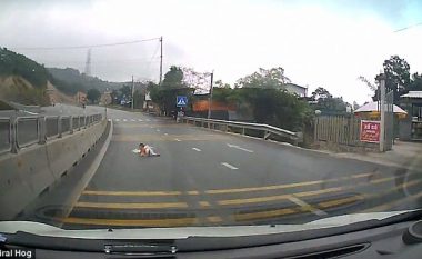 Ndaloi veturën në mes të rrugës, shkaku i fëmijës që zvarritej në asfalt (Video)