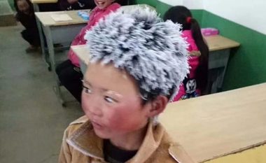 Nxënësi me ‘flokë të ngrirë’ përjashtohet nga shkolla, shkaku i vëmendjes së mediave për të (Foto)