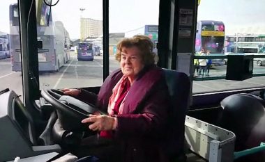 Pensionistja e lumtur që plotësoi ëndrrën e kamotshme, për të vozitur autobusin (Video)