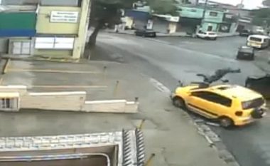 Përplasja e hodhi në tavanin e veturës, prej aty telefonoi ndihmën e shpejtë (Video)