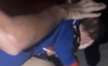 Polici shpëtoi fëmijën e ngulfatur, përmes veprimit që duhet ta dinin të gjithë (Video)