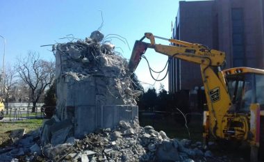 Bashkia e Shkupit largon edhe bazamentin e përmendores së Qoses (Foto)