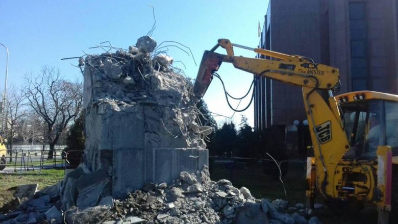 Bashkia e Shkupit largon edhe bazamentin e përmendores së Qoses (Foto)