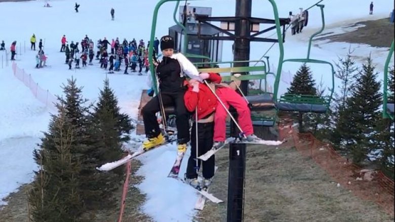 Rrëshqiti nga teleferiku, mbrojtësit e rendit vepruan me shpejtësi dhe e shpëtuar pa lëndime (Video)