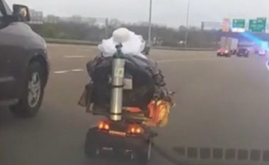 Pamje që shihen shumë rrallë, 80-vjeçarja në mes trafikut të ngarkuar me skuter (Video)