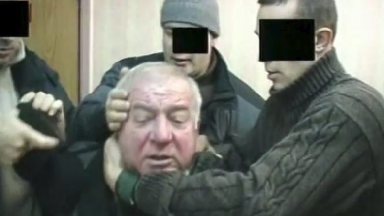 Thuhet se u helmua në Britani, momenti kur ish-spiuni ishte arrestuar nga Shërbimi sekret i Putinit (Video)