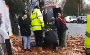 Tullat bien mbi të, një grua po lufton për jetën – pamje nga aksidenti në lindje të Londrës (Video)