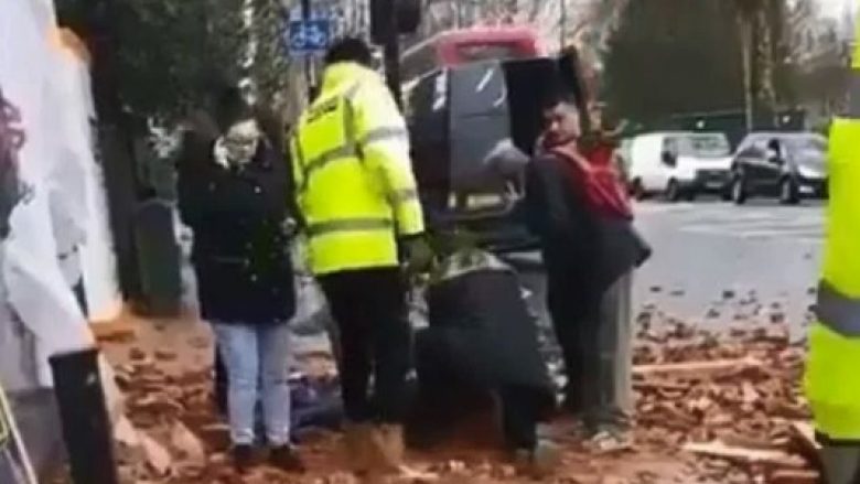 Tullat bien mbi të, një grua po lufton për jetën – pamje nga aksidenti në lindje të Londrës (Video)