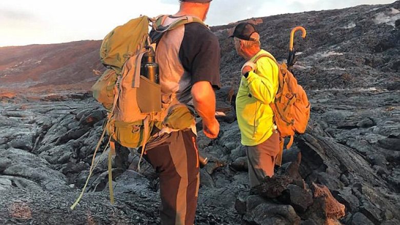 Turistët e guximshëm qëndruan shumë afër llavës nga vullkani aktiv (Video)