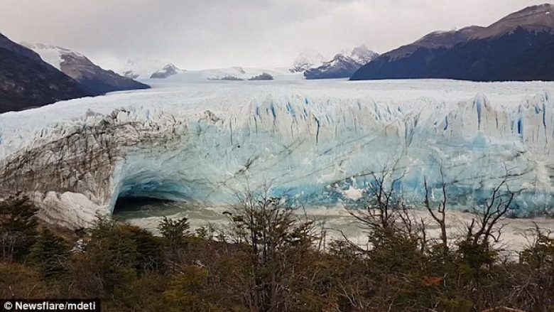 Turisti filmoi momentin e shembjes së një pjesë të akullnajës (Video)