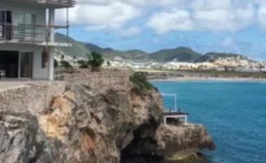 Turisti ‘paralajmëron verën’ duke kërcyer në ujë nga kulmi i hotelit, sipër shkëmbit (Video)