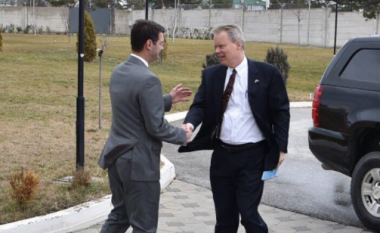 Ambasadori amerikan takohet me drejtorin e AKI-së