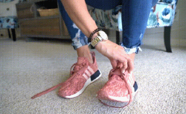 Shikoni si lidhen tojat e këpucëve me vetëm njërën dorë. As që keni ëndërruar që mund të jetë aq e lehtë