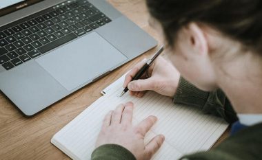 Shkrimi me dorë apo me tastierë – cila është më e mirë për trurin?