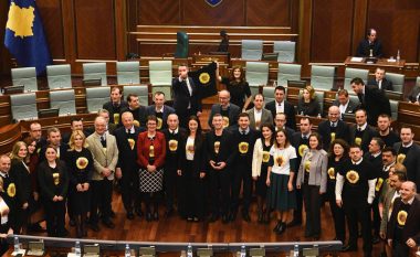 Deputetët e Kuvendit të Kosovës veshin bluzat e Albana Osmanit, në mbështetje të kauzës së saj