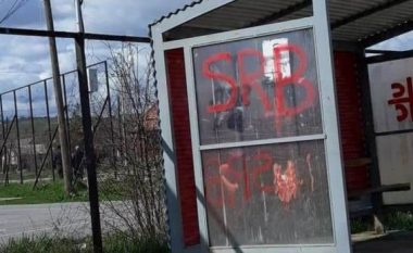 Grafite me simbole serbe në një stacion të autobusit në Fushë Kosovë