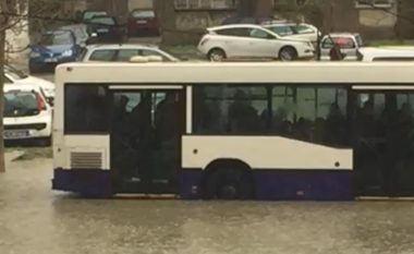 Autobusi “lundron” në mes të ujit, bllokohen njerëzit