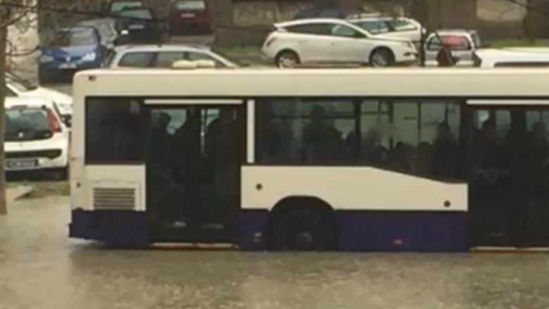 Autobusi “lundron” në mes të ujit, bllokohen njerëzit