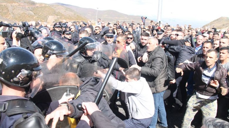 Bilanci i protestës në Kalimash, 5 policë dhe 12 qytetarë të plagosur