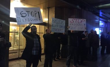 Para konsullatës së Kosovës në New York protestohet kundër deportimit të gjashtë qytetarëve turq (Video)