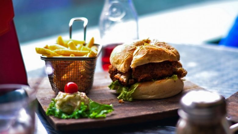 Deri në 3 euro një hamburger, çmimi i ushqimeve të shpejta në rritje