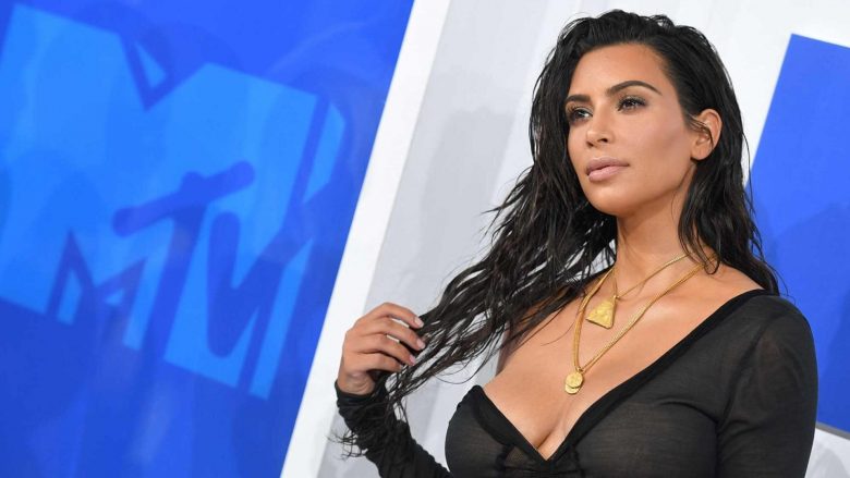 Floktarja e Kim Kardashianit na tregon si t’ia bëjmë me flokët e yndyrshëm