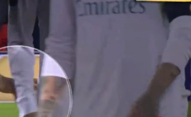 Momenti kur Alves pastroi dorën me fanellën e Ronaldos, pasi paraprakisht kishte fshirë hundët – ai bëri edhe shumë gjeste tjera, por CR7 nuk u provokua