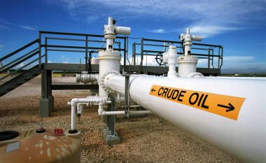 Nafta e papërpunuar po tregtohet qëndrueshëm