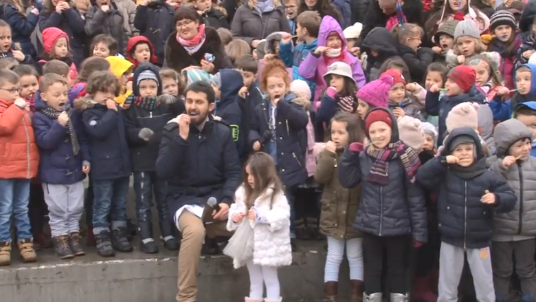 Dy mijë fëmijë pastrojnë live dhëmbët në Ditën ndërkombëtare të shëndetit oral (Video)