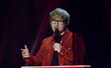 Ed Sheeran vendos të bartë një unazë të fejesës që askush të mos e kuptojë kur do martohet