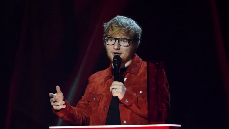 Ed Sheeran vendos të bartë një unazë të fejesës që askush të mos e kuptojë kur do martohet