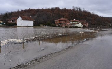 Shkarkimi i ujit nga Liqeni i Batllavës shkakton vërshime