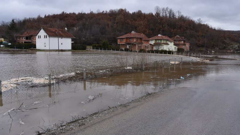 Shkarkimi i ujit nga Liqeni i Batllavës shkakton vërshime