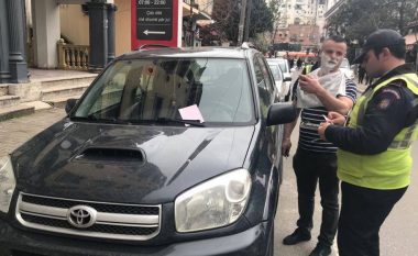 Ishte duke u rruar te berberi, shqiptari e kuptoi se jashtë “po qethej nga pushteti”! (Foto)