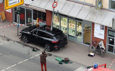 Si është e mundur? Pas një aksidenti, shtylla futet në kabinën e Porsche Cayenne! (Foto)