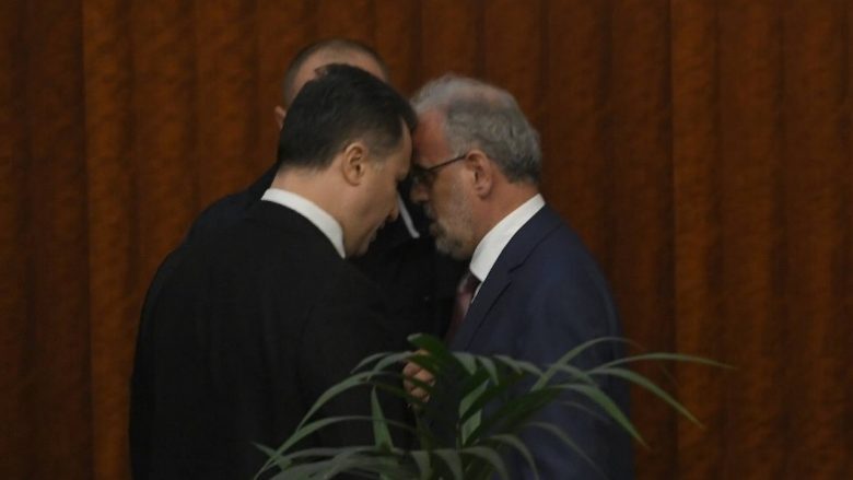 Incident mes Nikolla Gruevskit dhe Talat Xhaferit në Kuvend (Foto/Video)