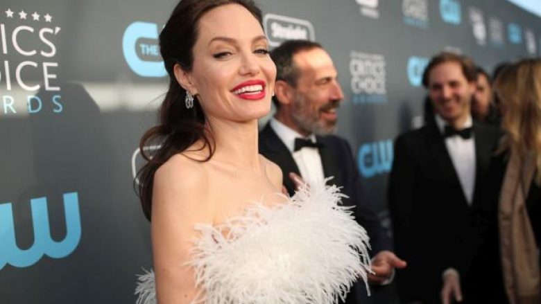 Angelina Joliet po i pëlqen kolegu, Garrett Hedlund