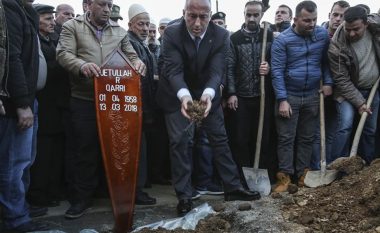 Haradinaj merr pjesë në varrimin e bashkëluftëtarit (Foto)