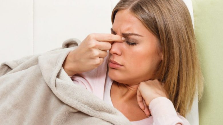 Në cilën pozitë duhet të flini nëse keni probleme me sinuset: Si ta eliminojmë këtë problem