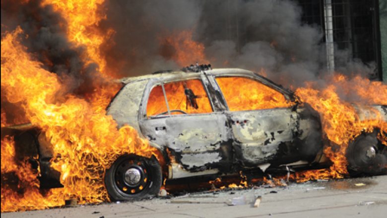 Një i arrestuar në Prizren, ia vuri zjarrin një veture në parking