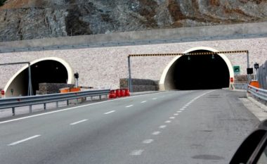 Nga sot 5 euro taksë rrugore për çdo automjet që kalon tunelin e Kalimashit në Rrugën e Kombit