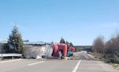 Aksident në autostradën Gjevgjeli-Shkup, humb jetën shoferi i kamionit