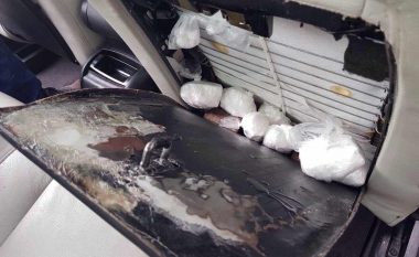 Kokainë në airbagun e automjetit, dy të arrestuar